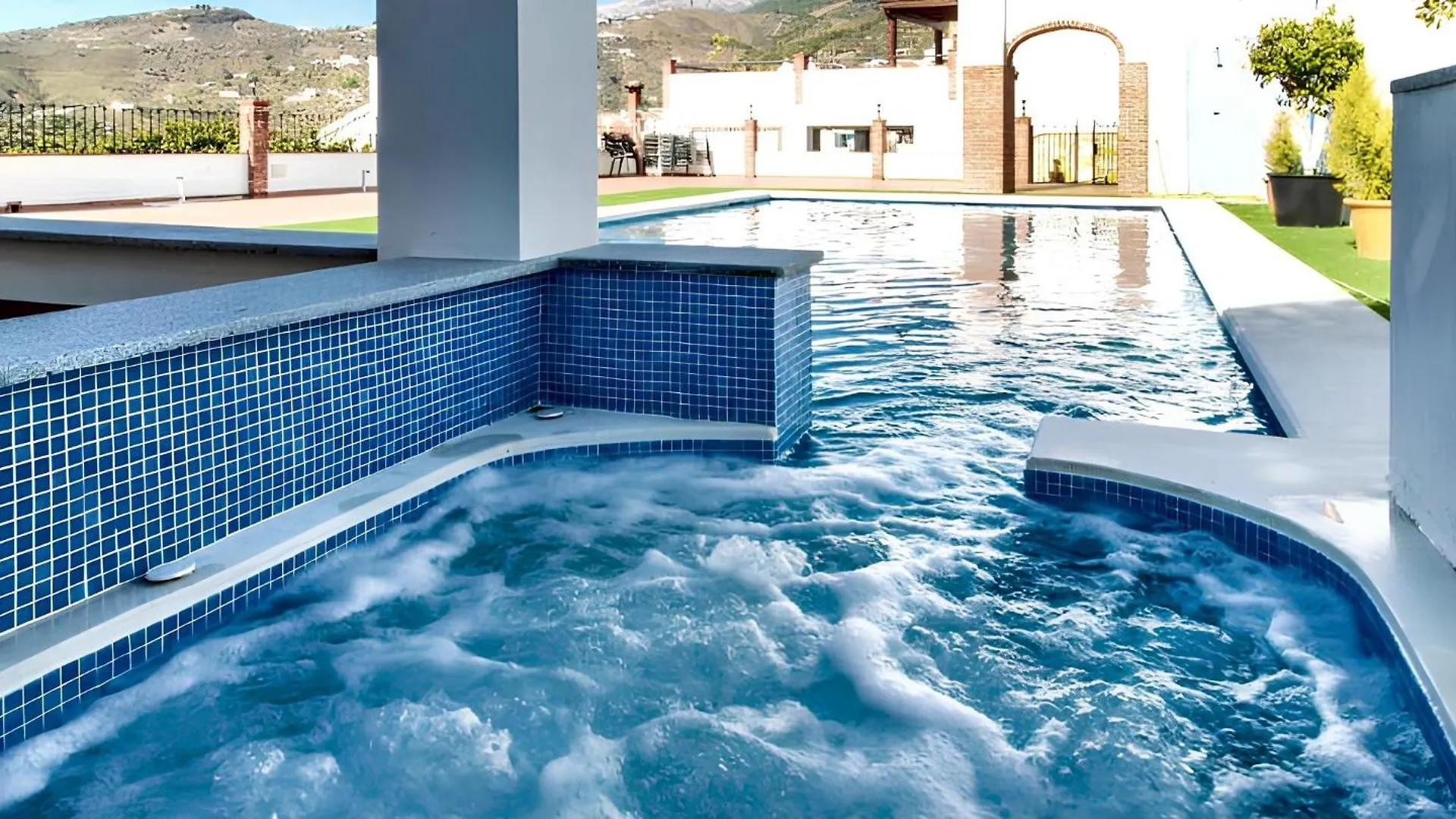 Semesterbostad Comfortable House In Canillas De Albaida With Shared Pool